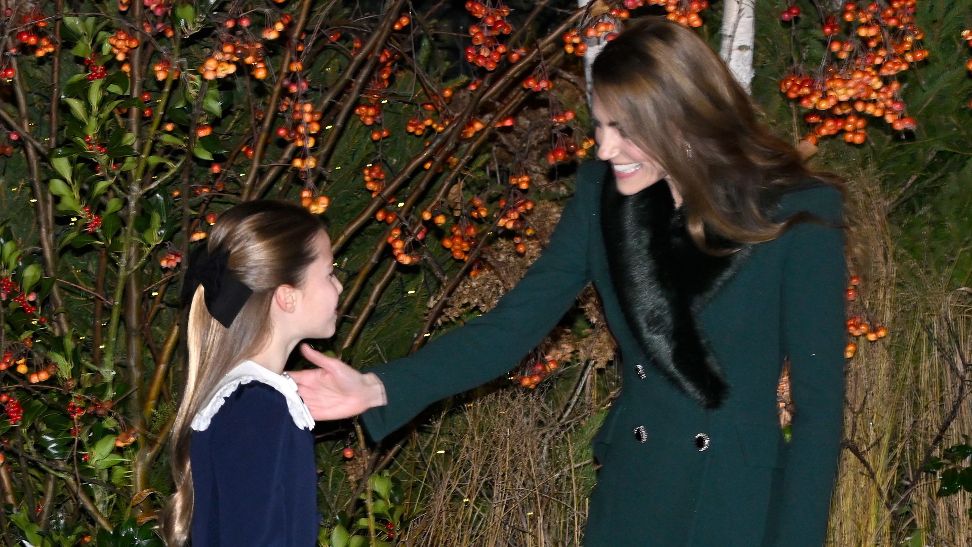 Catherine, Princesa de Gales, saluda al Príncipe Guillermo, Príncipe de Gales (izq.), al Príncipe Jorge de Gales y a la Princesa Carlota de Gales mientras asisten al servicio de villancicos 'Juntos en Navidad' en la Abadía de Westminster.