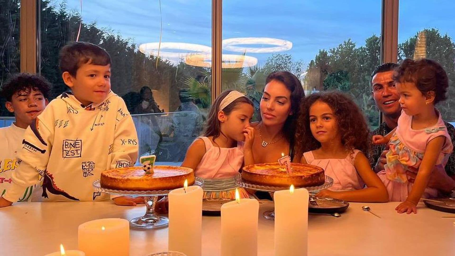 Con dos pasteles y salón de juegos, así festejaron los mellizos de Cristiano Ronaldo y Georgina Rodríguez