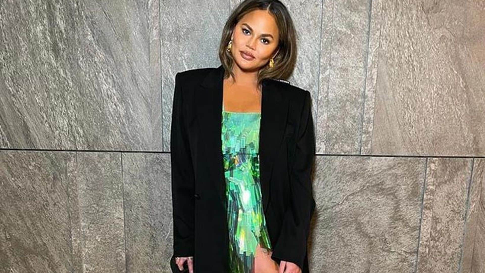 Chrissy Teigen se sincera sobre sus inicios en la moda y desvela lo que cobraba por desfile
