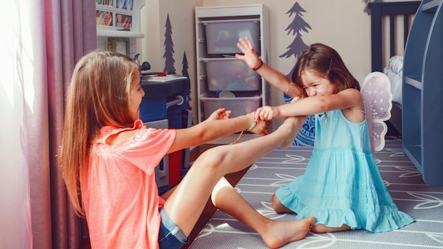 dos hermanas jugando en su habitaci n