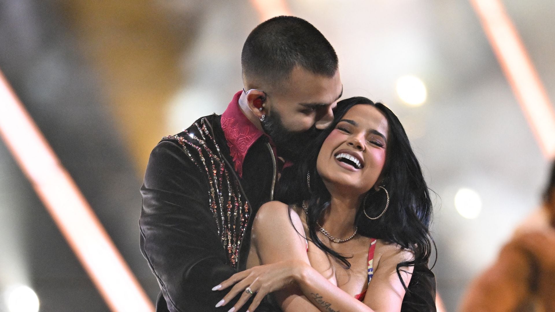 Becky G y Manuel Turizo elevan la temperatura en los AMAs con su indiscutible química
