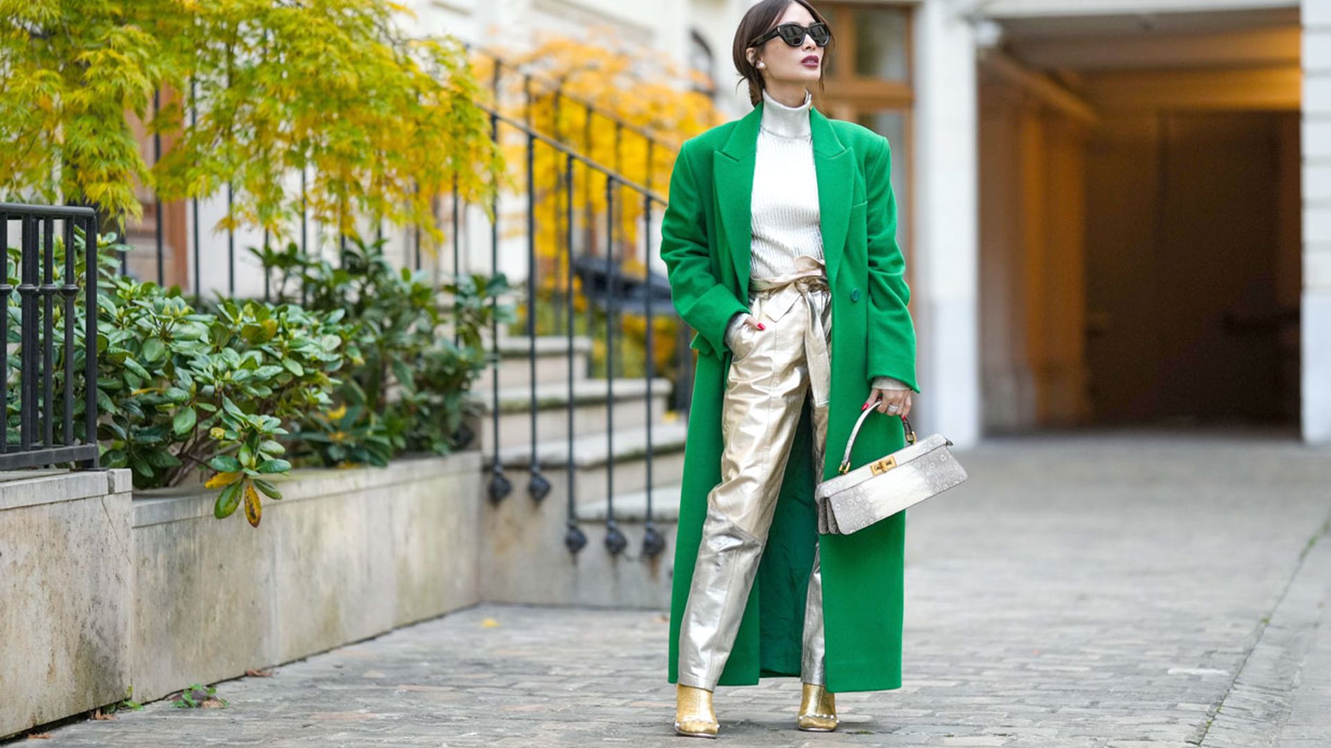 Cómo combinar los pantalones metalizados, la revolución de la temporada