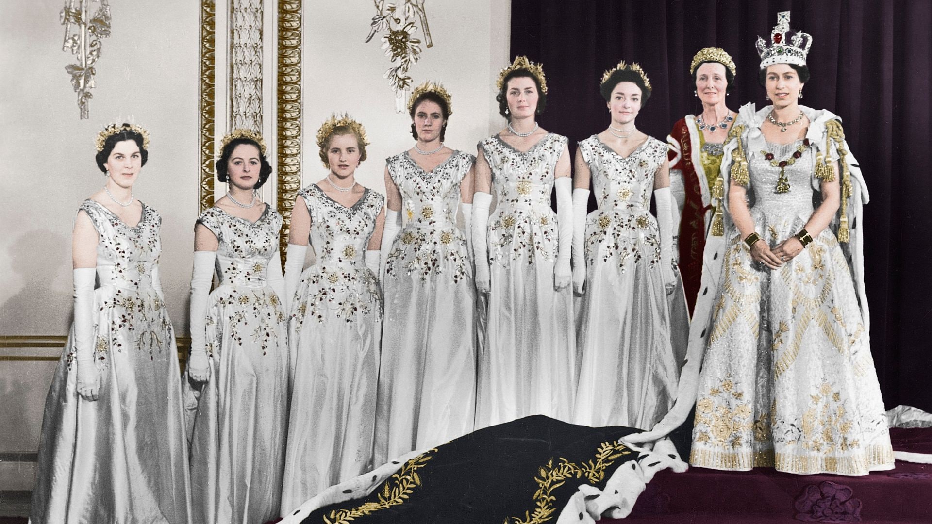 La reina Isabel II con sus damas de honor