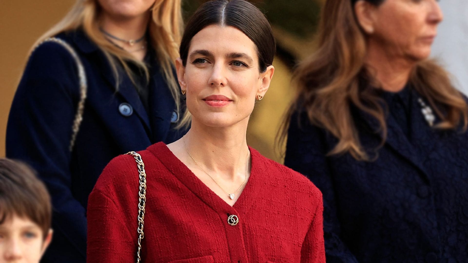 Carlota Casiraghi sorprende con un favorecedor traje de minifalda en el Día Nacional de Mónaco