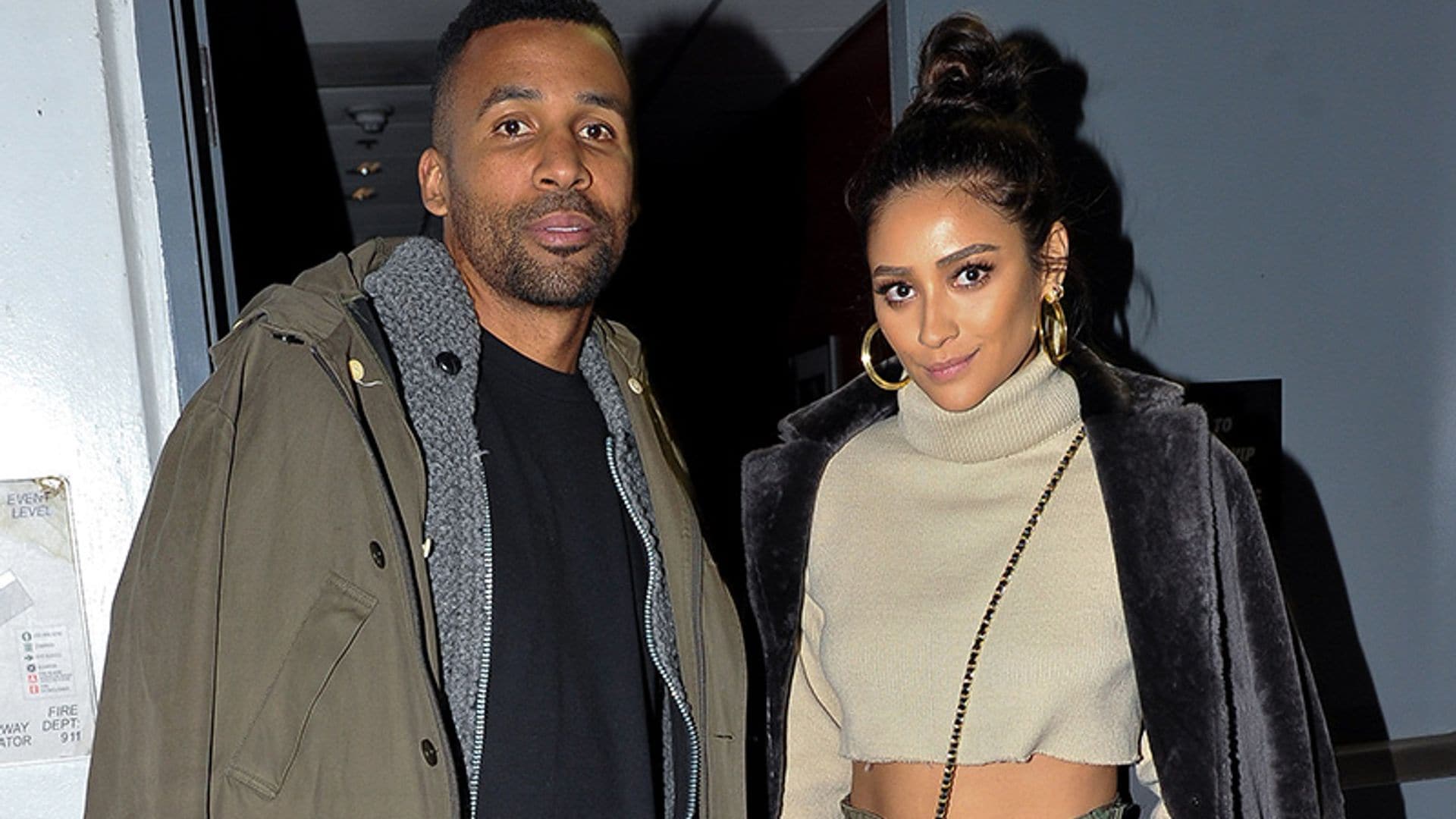 ¡No hay quien se concentre! Así 'molesta' Shay Mitchell a su novio mientras teletrabaja