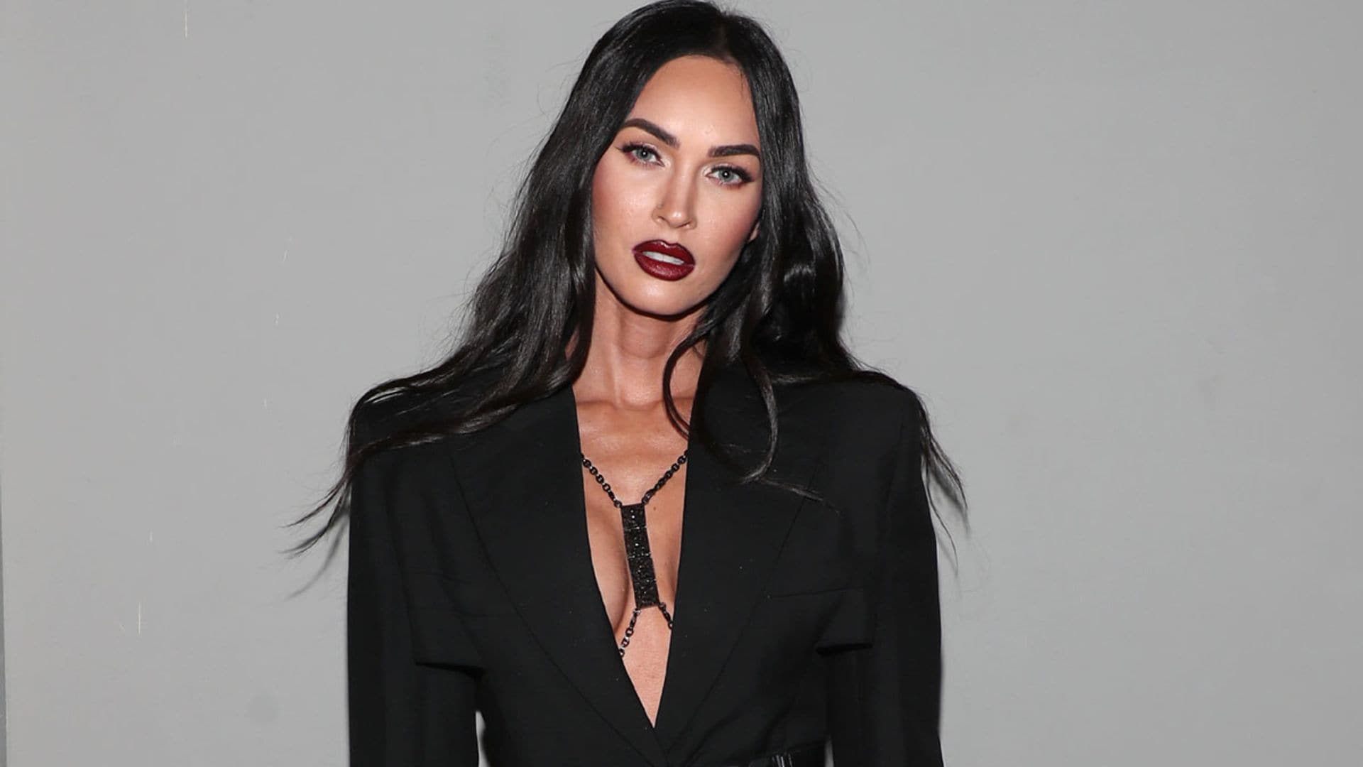Megan Fox sorprende con tres looks rompedores en Milán tras su pedida de mano viral