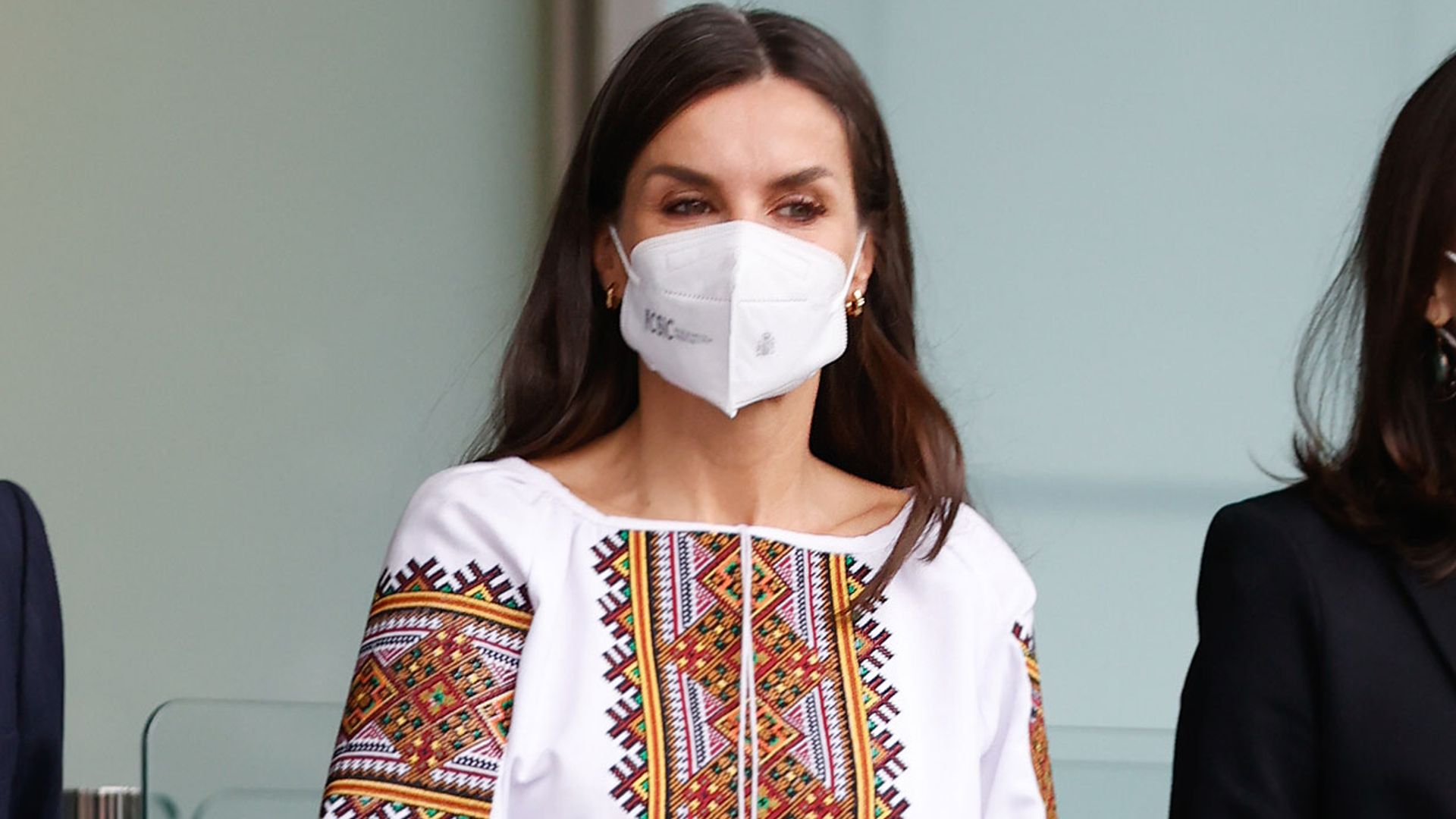 La Reina estrena blusa con poderoso mensaje y recupera su cinturón con efecto ‘fit’