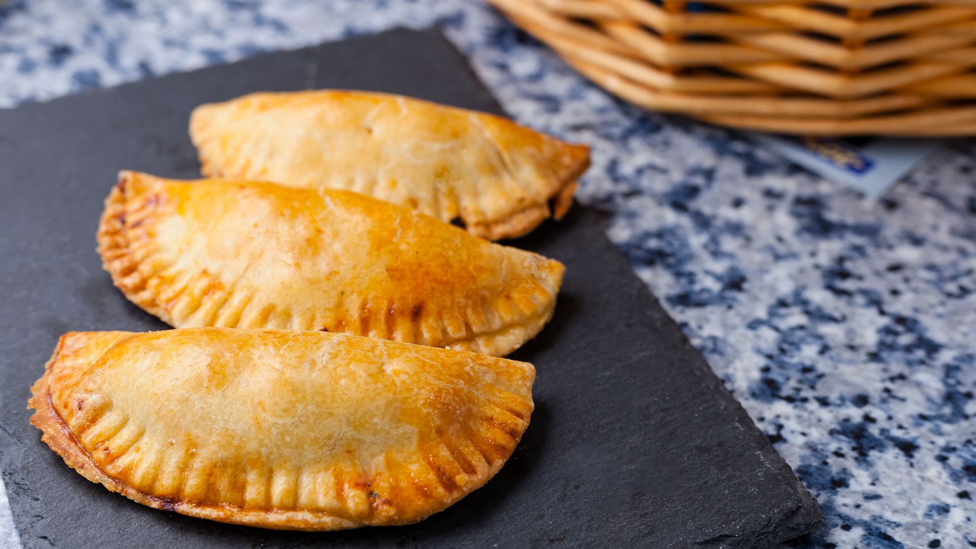 De las tradicionales con atún a otros rellenos como pollo: cómo preparar empanadillas variadas