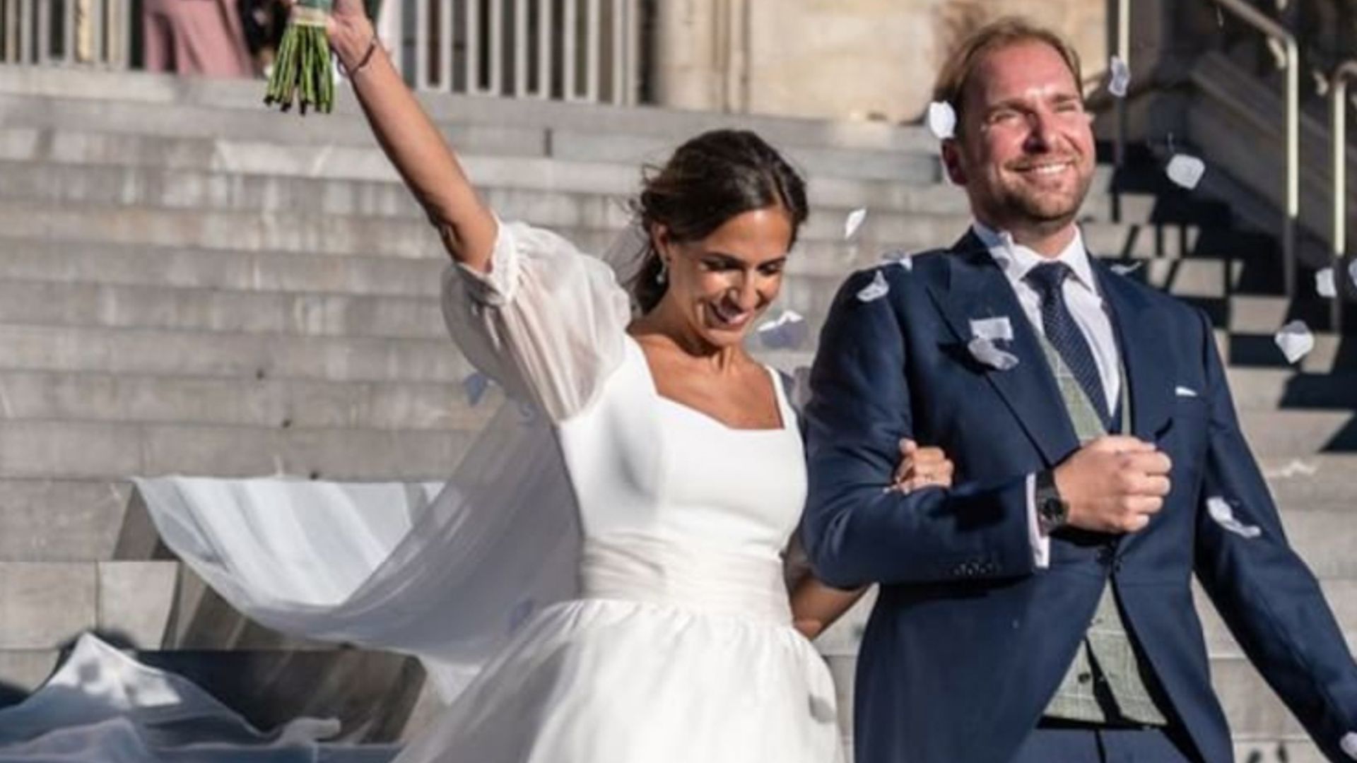 La historia de Henar, la novia que se casó en Madrid con un vestido desmontable de mangas abullonadas