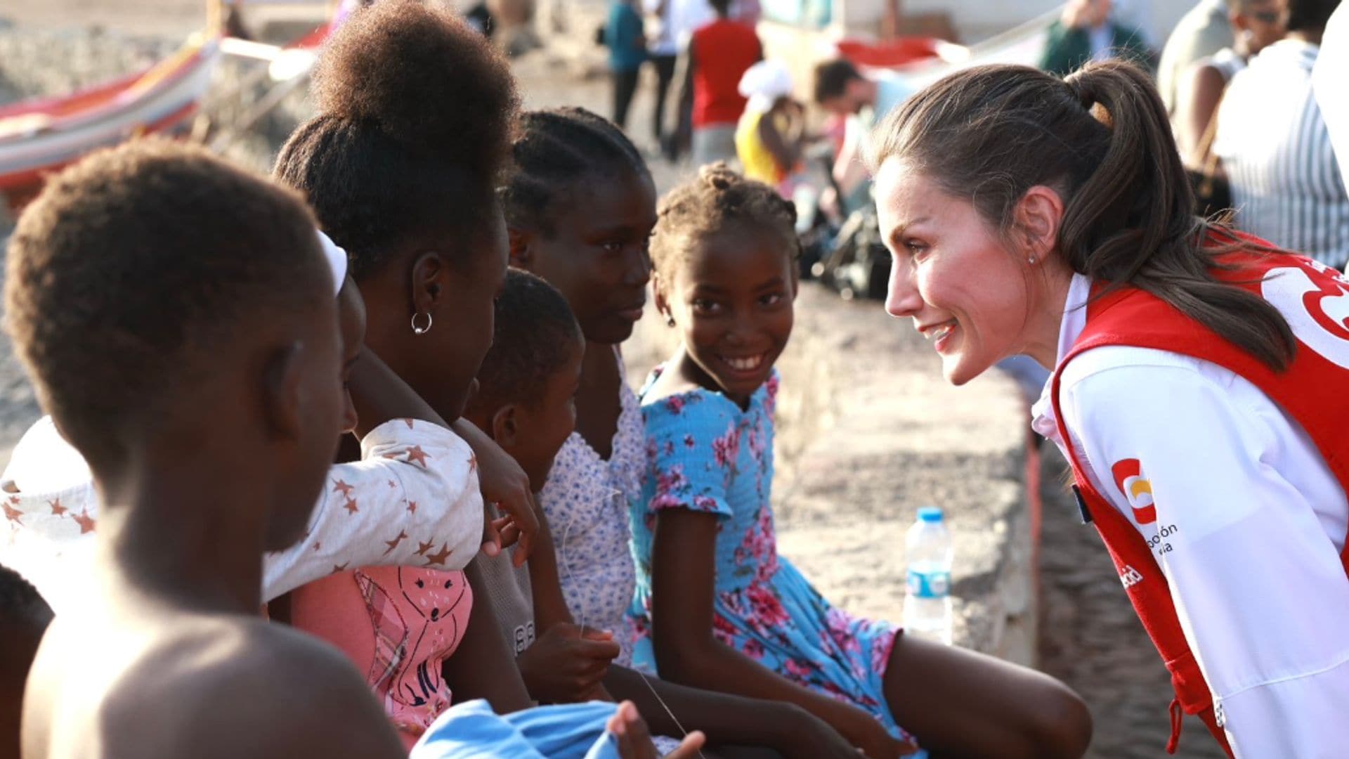 La reina Letizia finaliza su primer día en Cabo Verde en una comunidad rural pesquera y a ritmo de 'batuk'