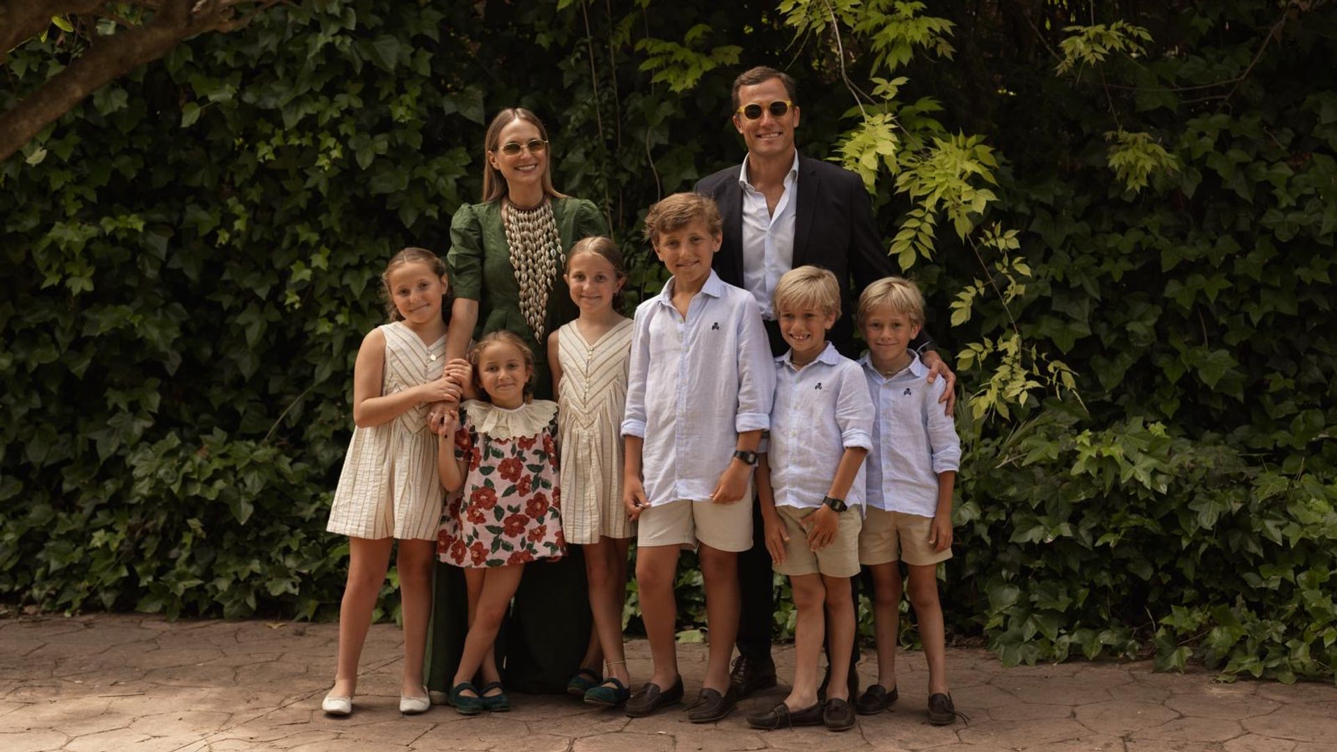 Cristina Martínez Gijón y su marido Álvaro posan junto con sus seis hijos hijos