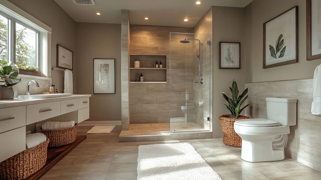 Cuarto de baño accesible con barras de apoyo, ducha a ras de suelo y asiento de inodoro elevado