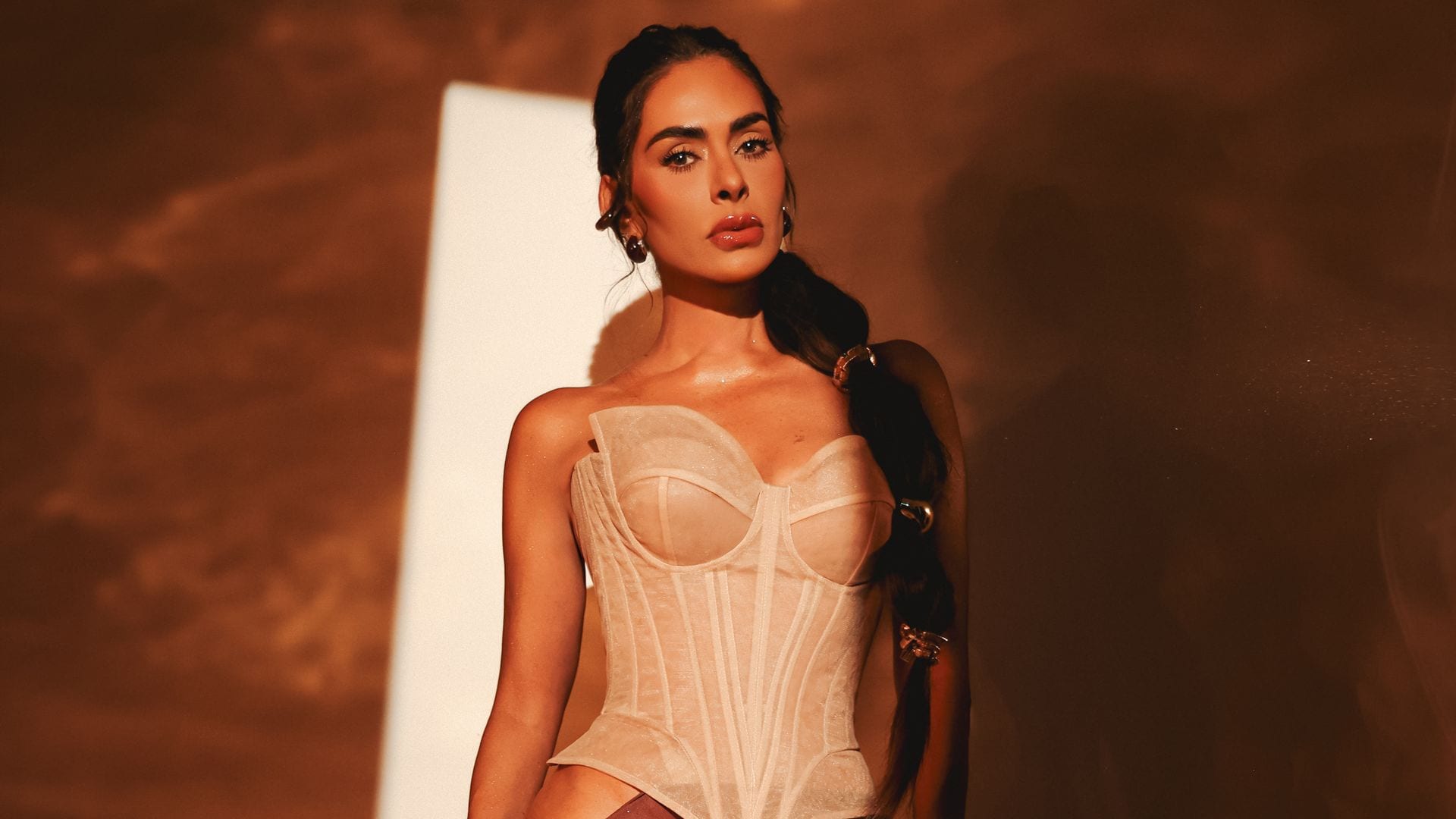 Galilea Montijo lució guapísima con este look improvisado de corsé y falda a cargo de Jessica Marmolejo