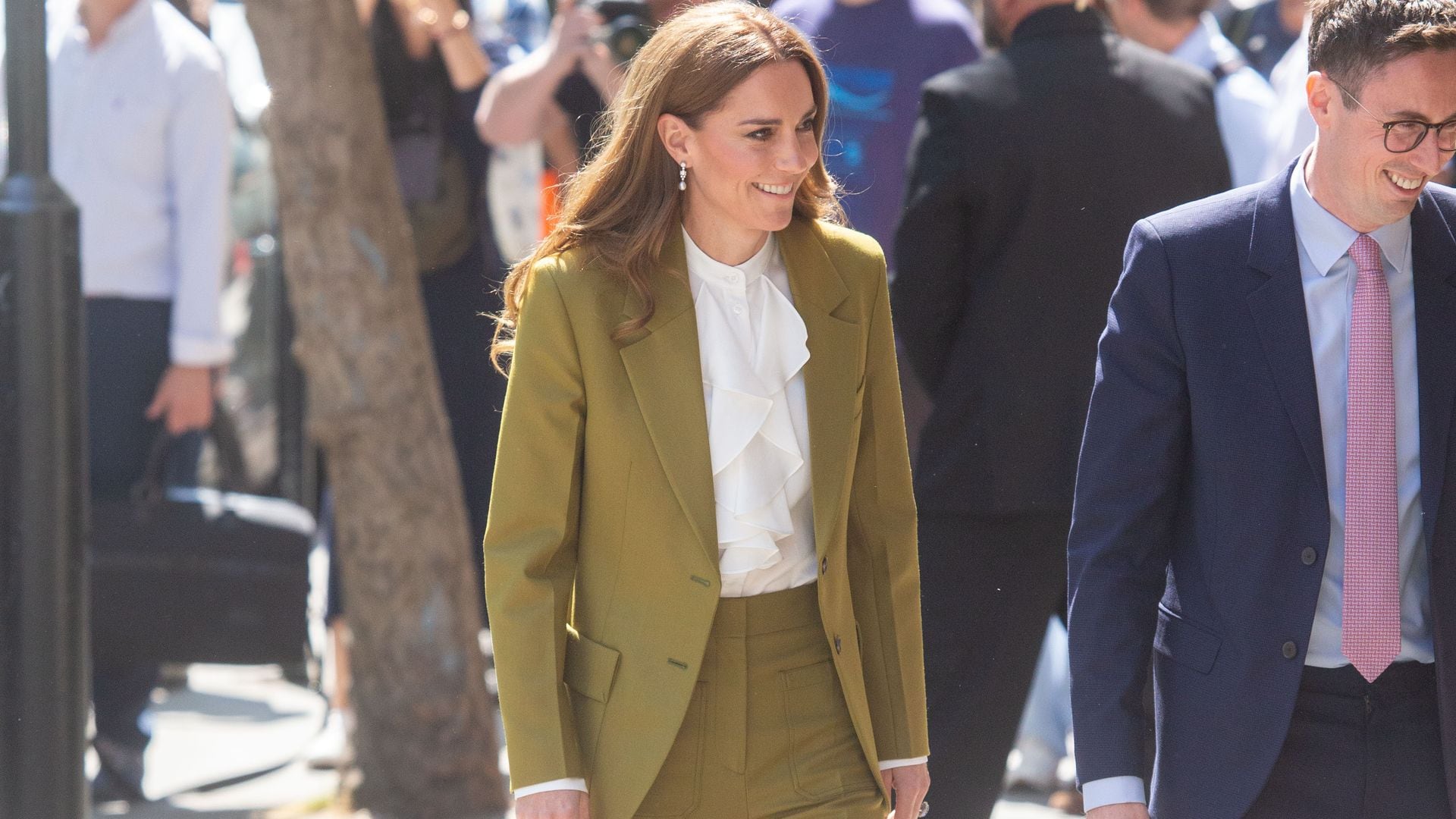 Kate Middleton sorprende en un traje de Victoria Beckham y aretes de Isabel II