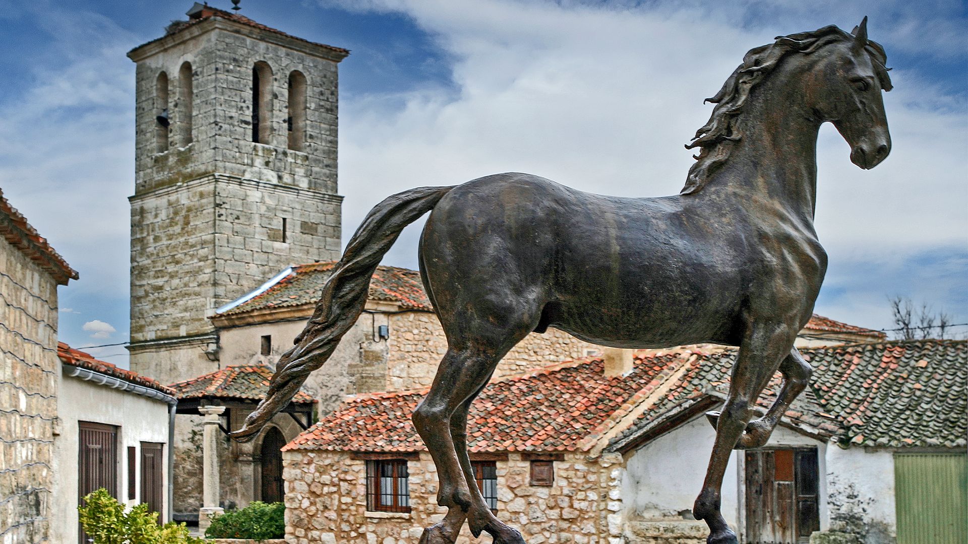 escultura del caballo moreno, del escultor sanguino, valdeprados, segovia