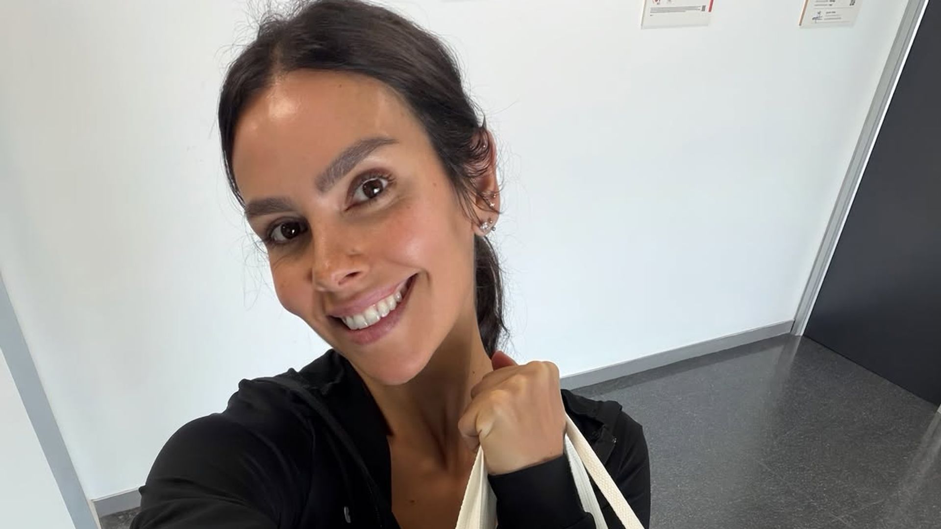 Cristina Pedroche con una bolsa en la que se puede leer 'Soy donante de leche materna'