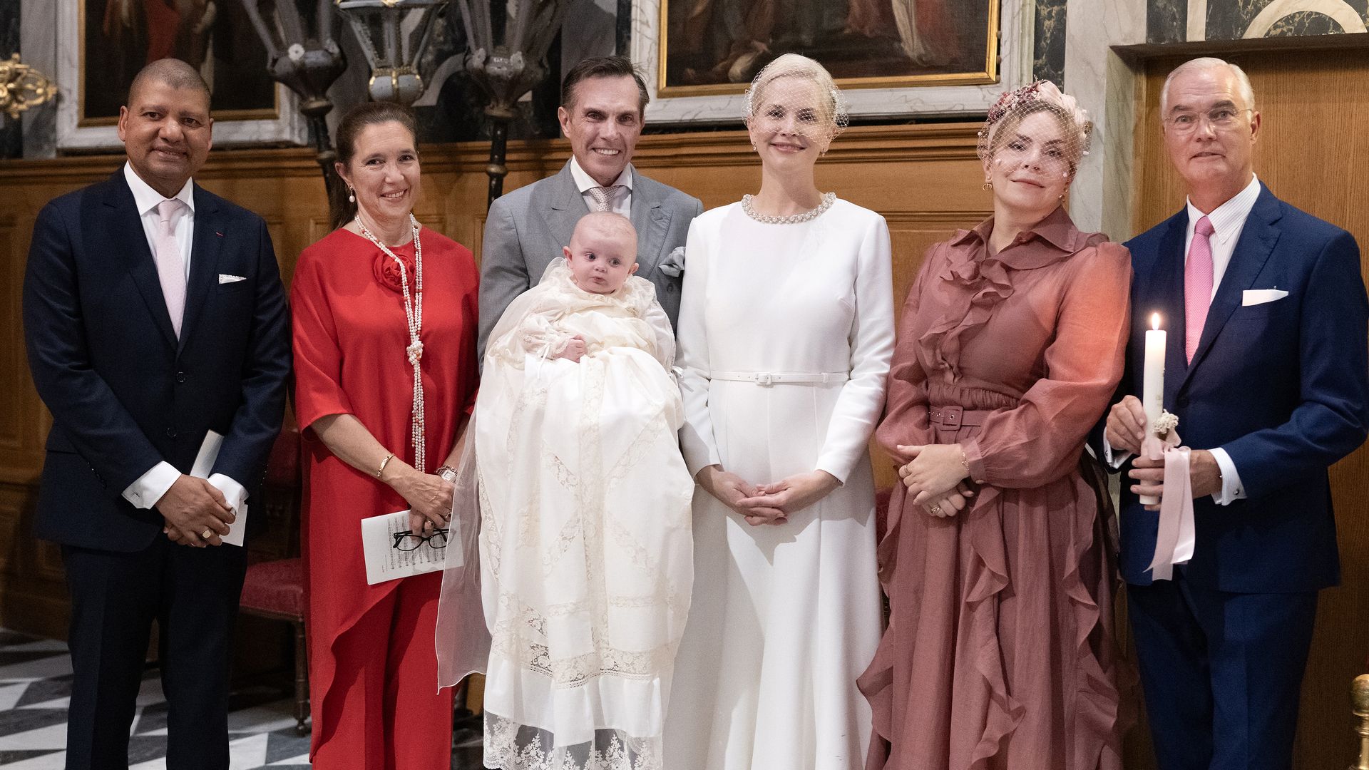 Carlos Felipe y Naomi de Orleans con los cuatro padrinos de su hija
