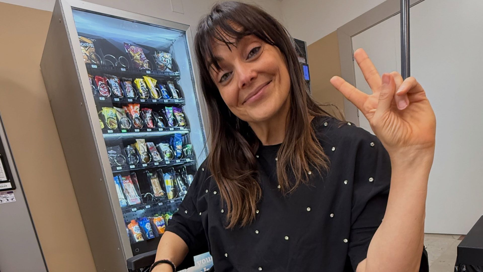 Mónica Carrillo reaparece en silla de ruedas tras pasar por el hospital: preocupación por su estado