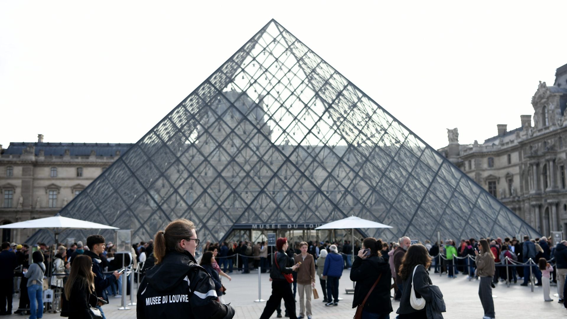 Detienen a cinco nuevos sospechosos por el histórico robo del Museo del Louvre 