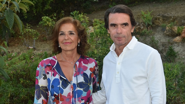 Plano medio de José María Aznar y Ana Botella en un evento de la AECC