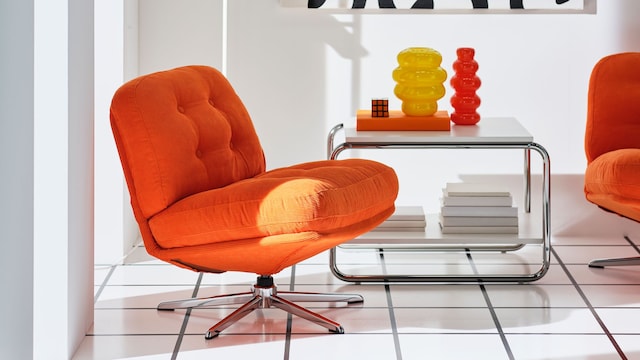 Butaca naranja en interior blanco