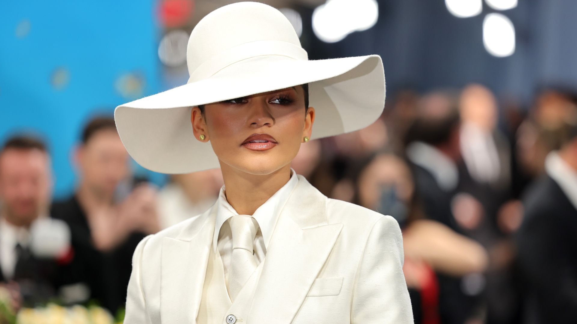 Zendaya se viste de novia y rinde homenaje a Bianca Jagger