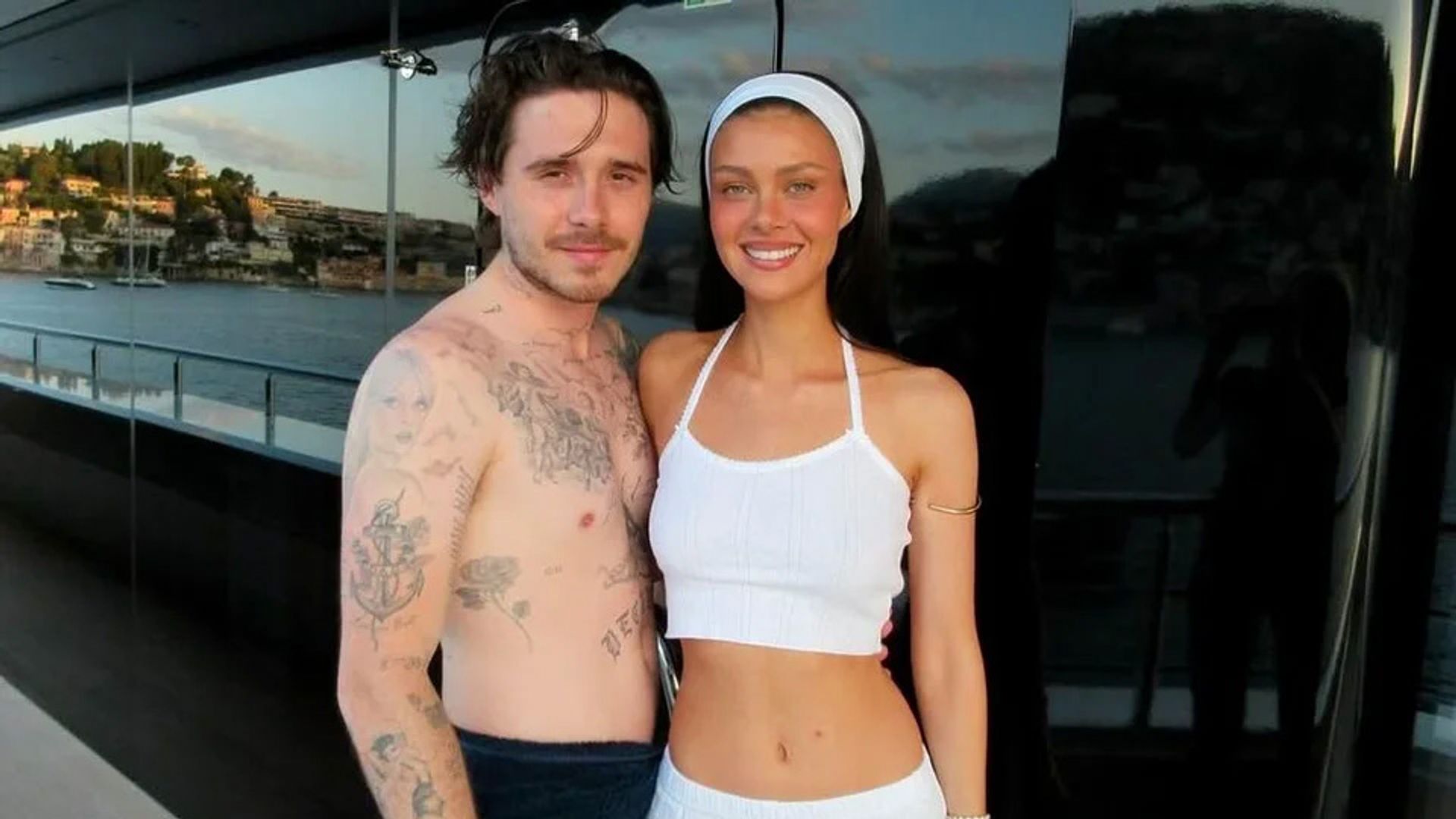 Brooklyn Beckham, con Nicola Peltz y su padrino Elton John, se relaja en yate por la Costa Azul cada vez más alejado de su familia