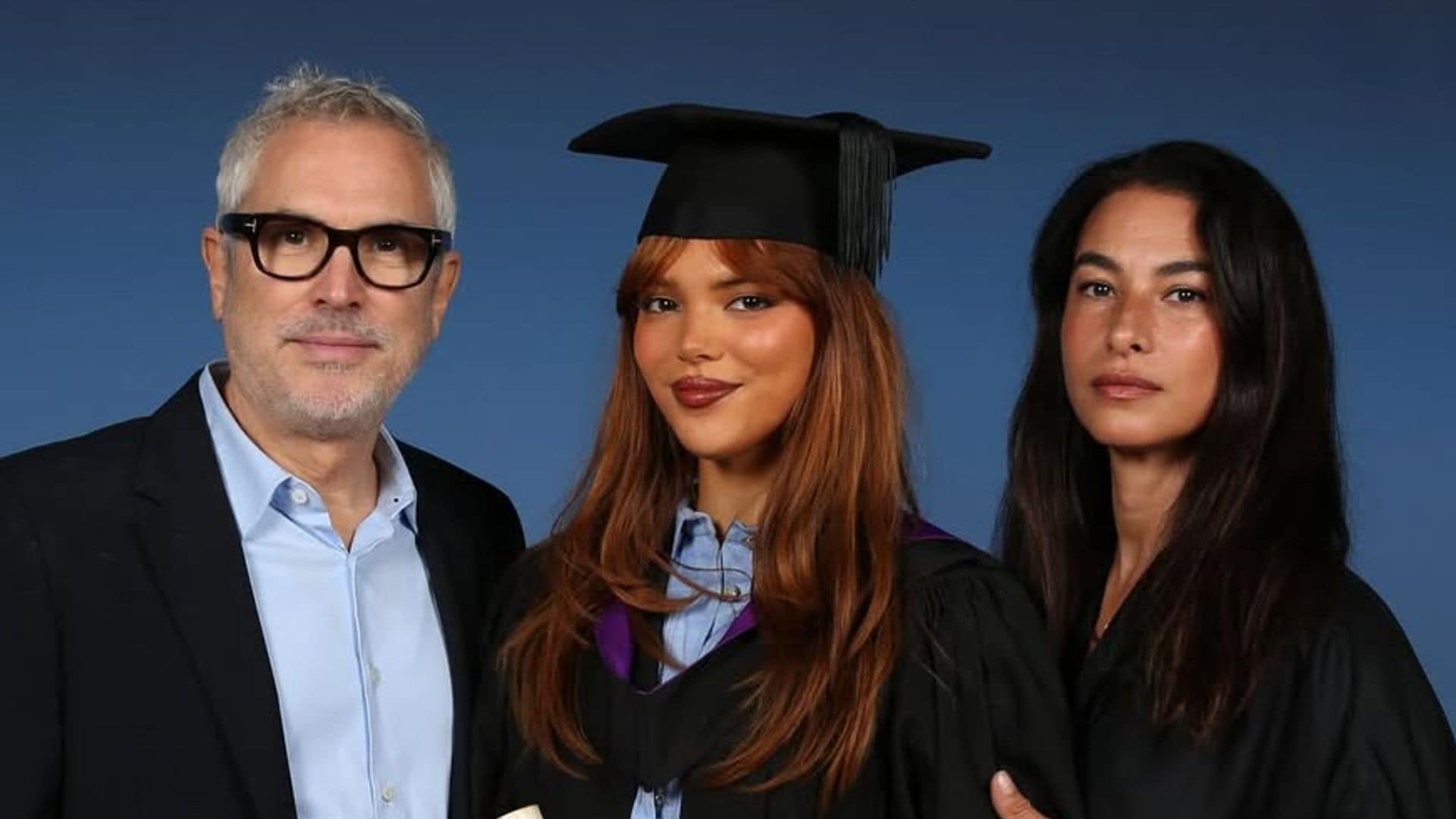 Como pocas veces, Tess Bu posó junto a sus padres, Alfonso Cuarón y Annalisa Bugliani