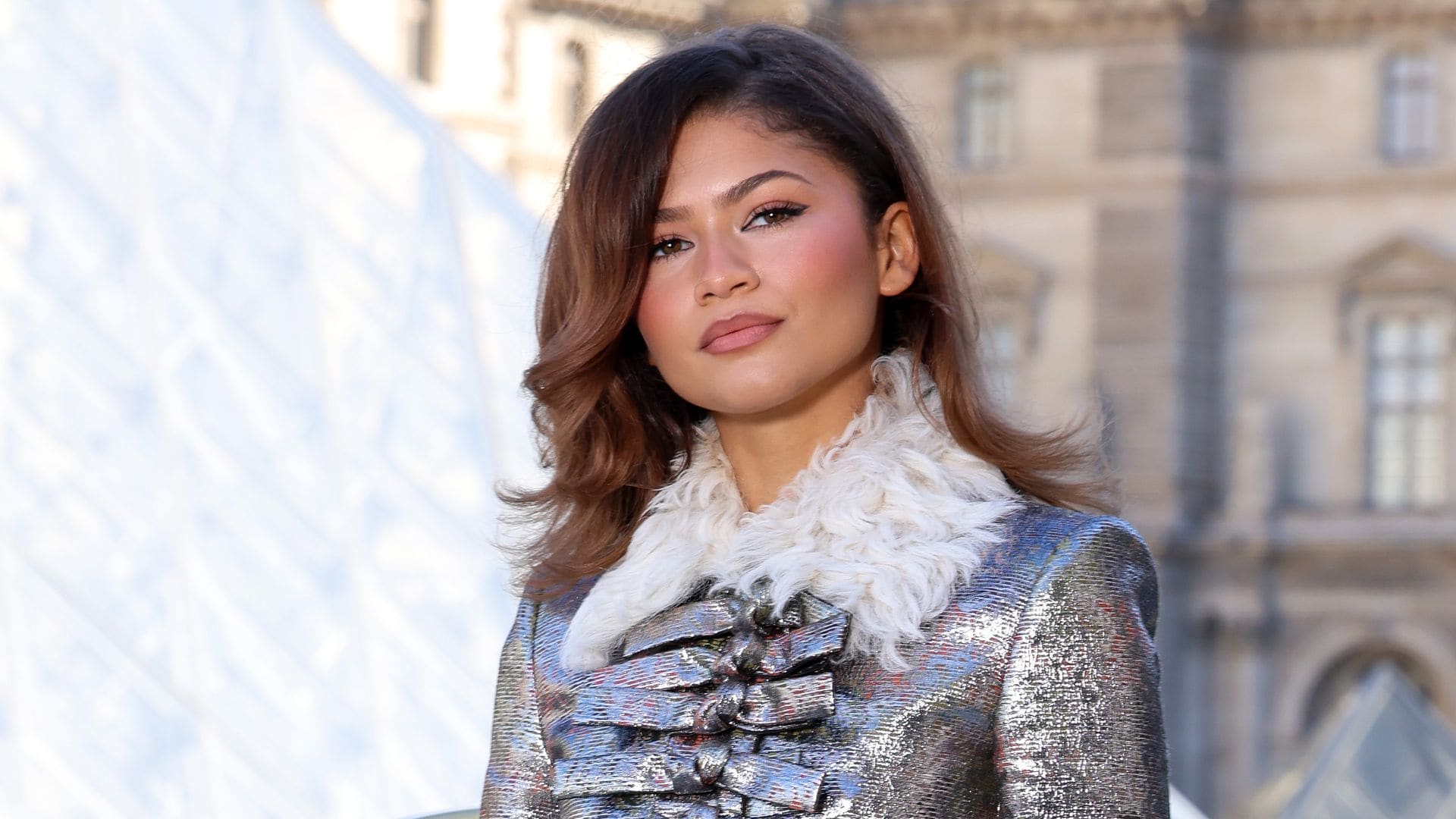 Zendaya reaparece en París con un espectacular abrigo brocado y su anillo de compromiso como único accesorio