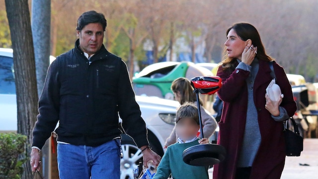 Fran Rivera y Lourdes Montes salen con sus hijos, Carmen y Curro, del domicilio de la madre de ella, Lourdes Parejo, a 6 de enero de 2024, en Sevilla 