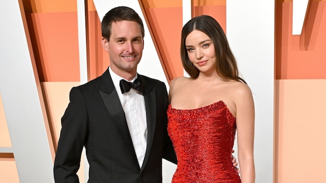 Evan Spiegel y Miranda Kerr asisten a la Fiesta de los Óscar de Vanity Fair 2025, organizada por Radhika Jones, en el Wallis Annenberg Center for the Performing Arts, el 2 de marzo de 2025 en Beverly Hills, California.