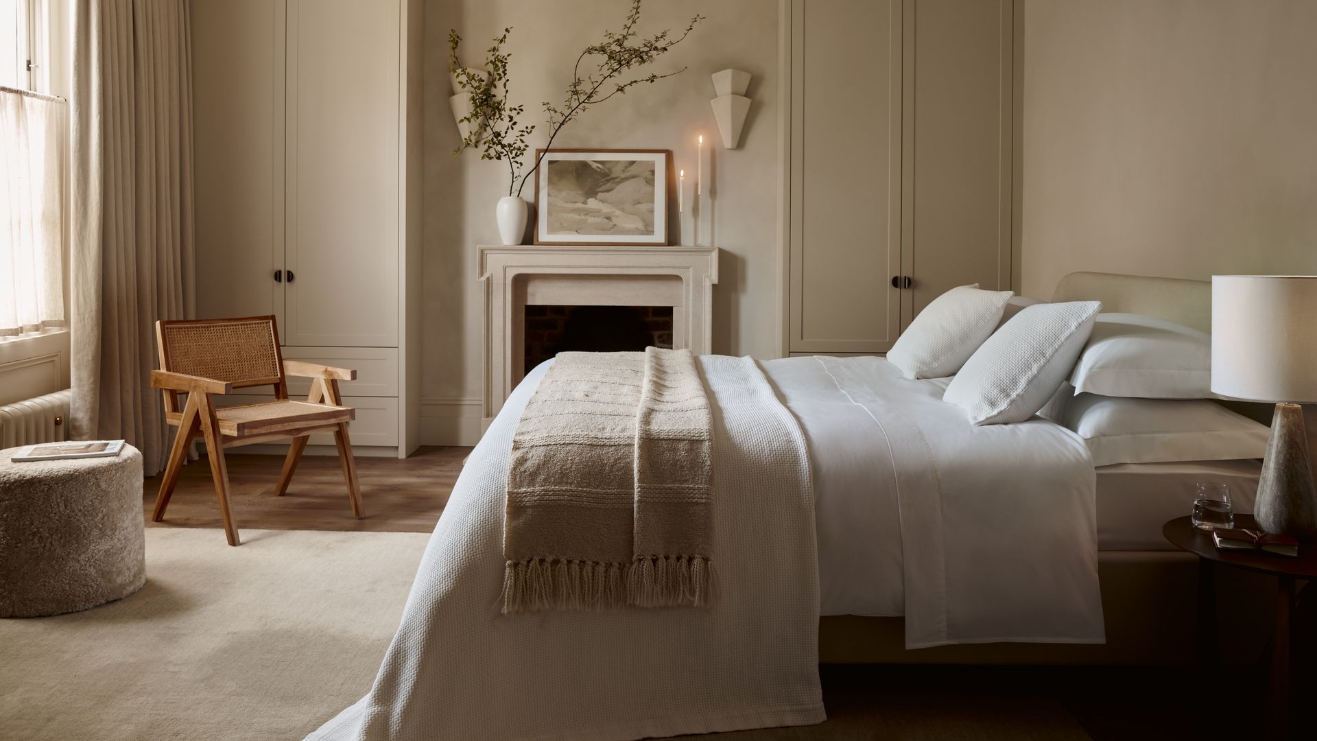 Dormitorio en tonos neutros