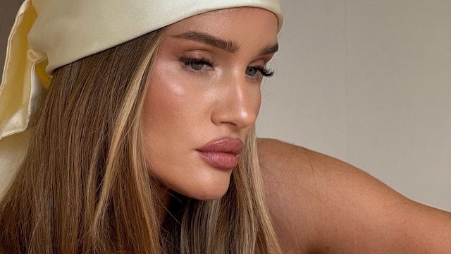 Primer plano de Rosie Huntington-Whiteley con pañuelo satinado en el pelo