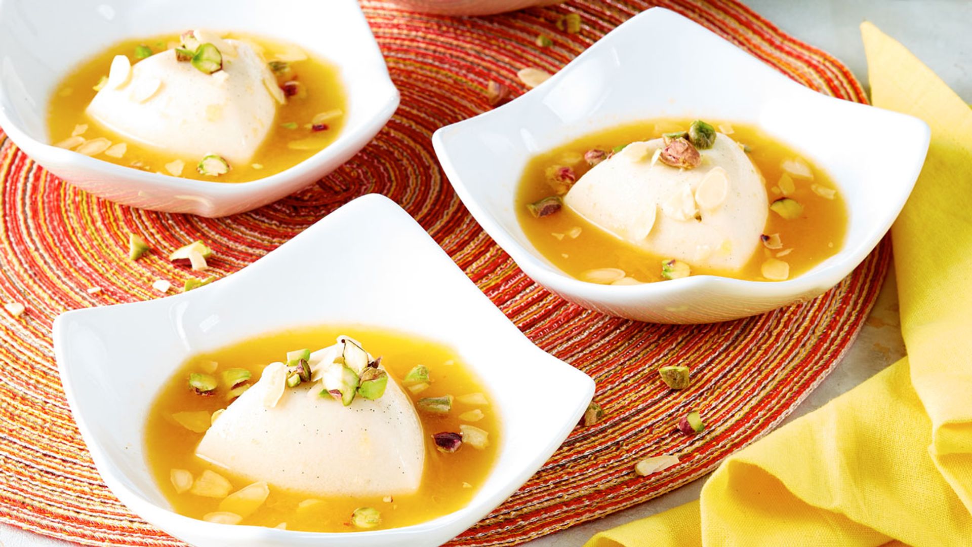 Postre de coco y pistacho con caramelo