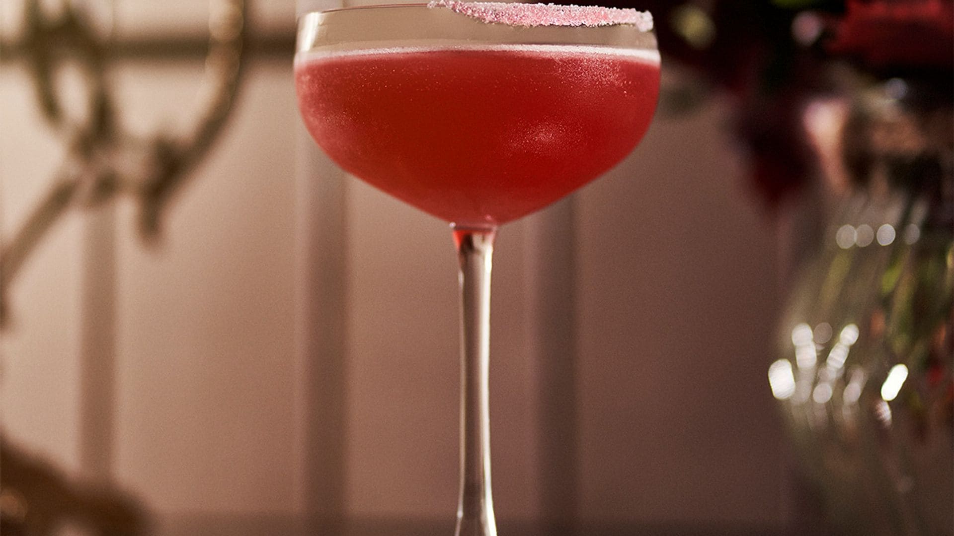 Cóctel de ginebra con vino espumoso y frambuesas