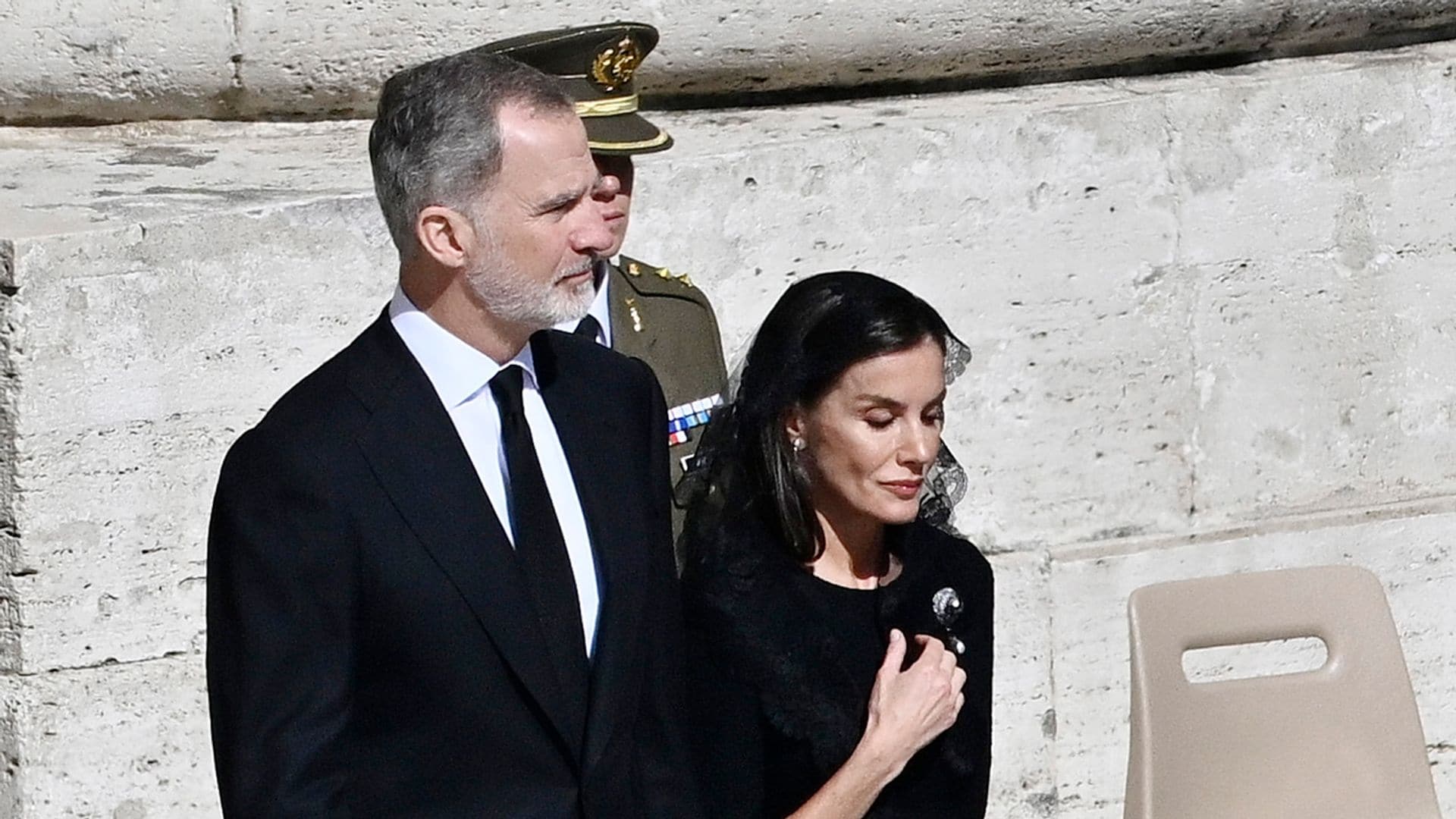 La Reina con mantilla y un broche lleno de historia en la Ciudad del Vaticano