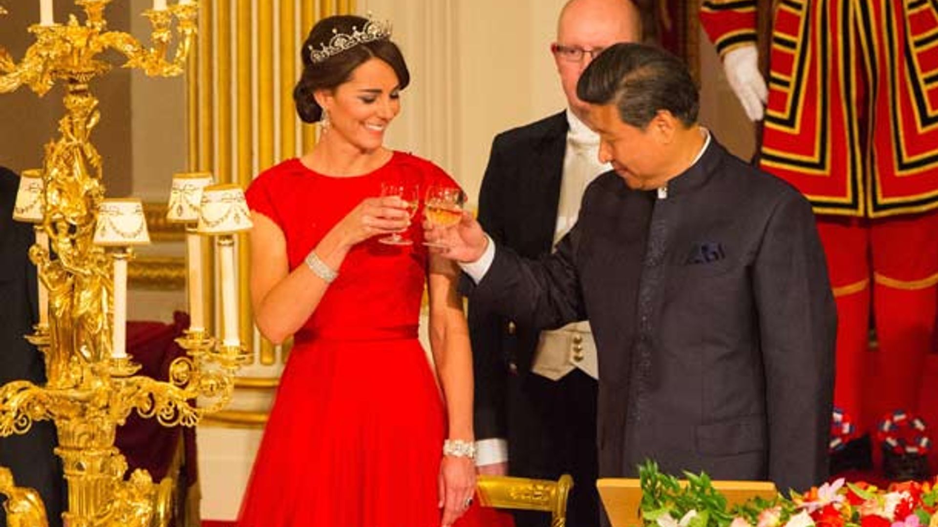 La Duquesa de Cambridge viste de rojo y diamantes su primera cena de Estado