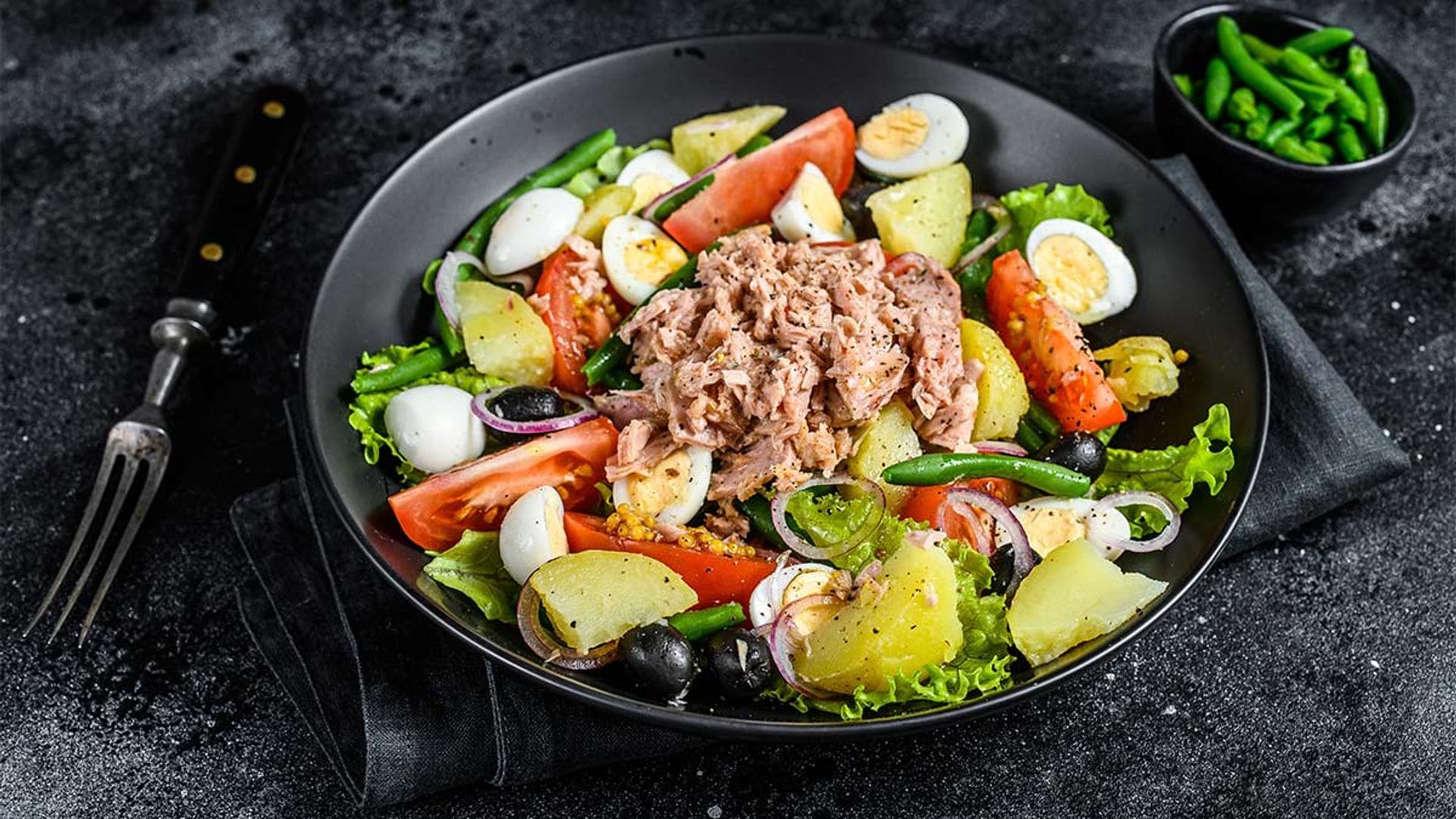 Ensalada vegetal de patata con atún y huevos de codorniz