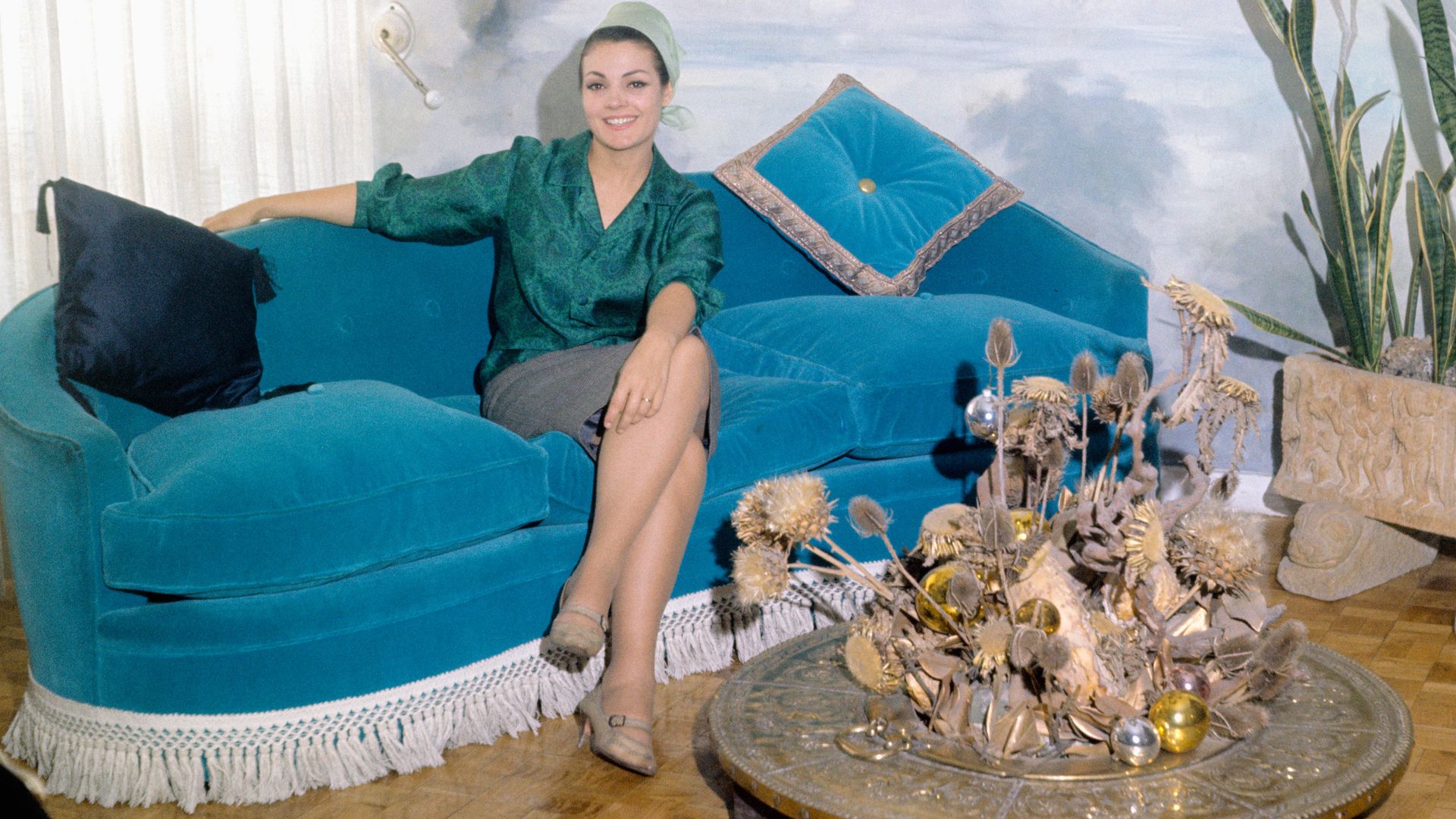 Carmen Sevilla posa en el espectacular salón de su primera casa familiar en Madrid en la década de los 70