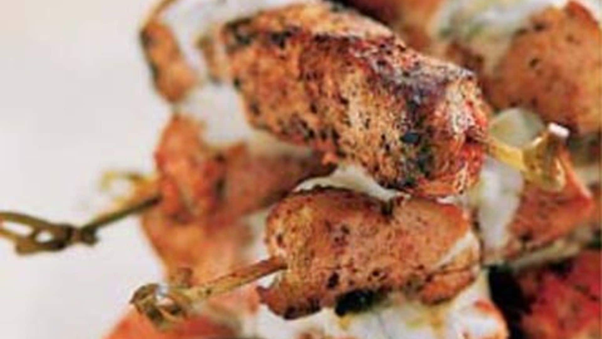 Brochetas de pollo tandoori con salsa de yogur y menta