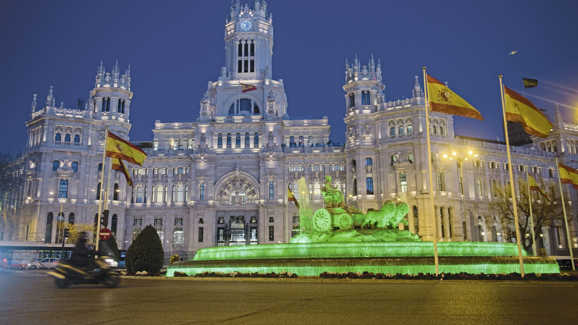 Fuente de Cibeles iluminada de color verde para celebrar la festividad de San Patricio en Madrid, en honor al santo irlandés