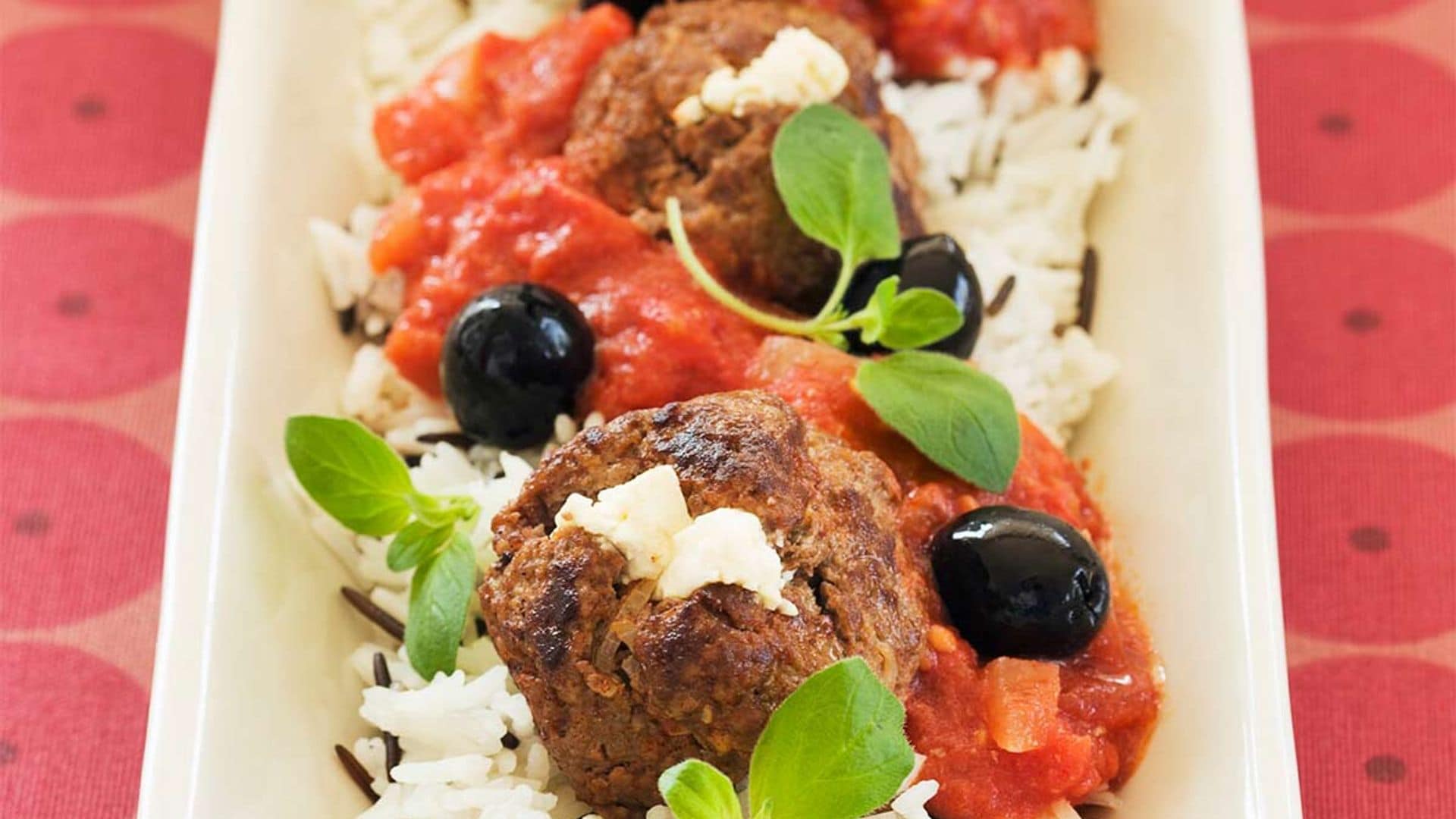Albóndigas de cordero con queso, tomate y arroz blanco