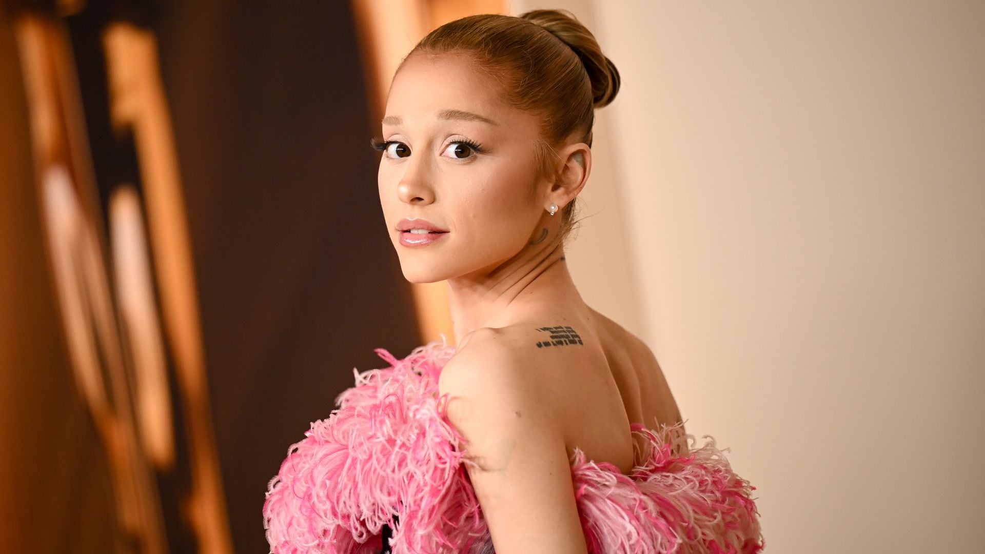 Ariana Grande lleva un vestido de archivo de Yves Saint Laurent previo a los Premios Oscar