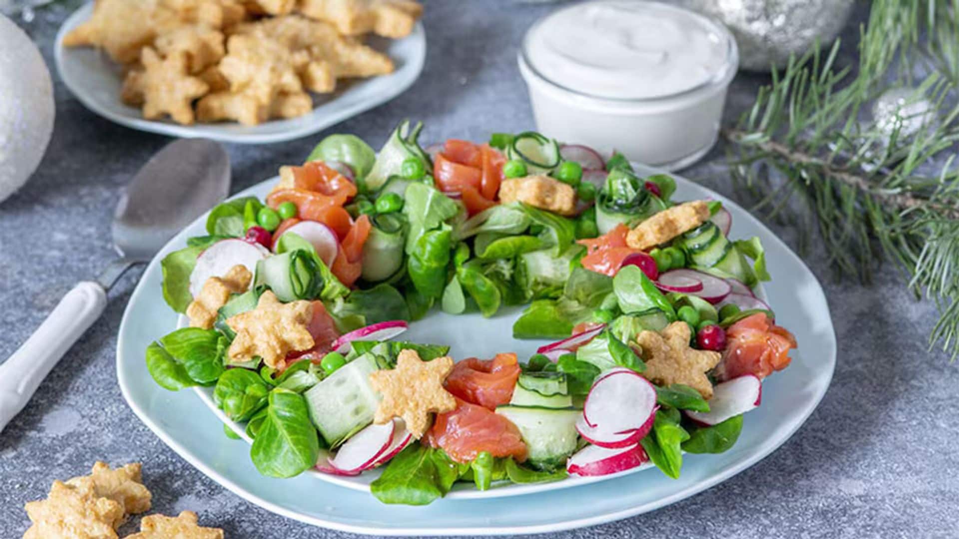 Ensalada vegetal con salmón ahumado y salsa de yogur
