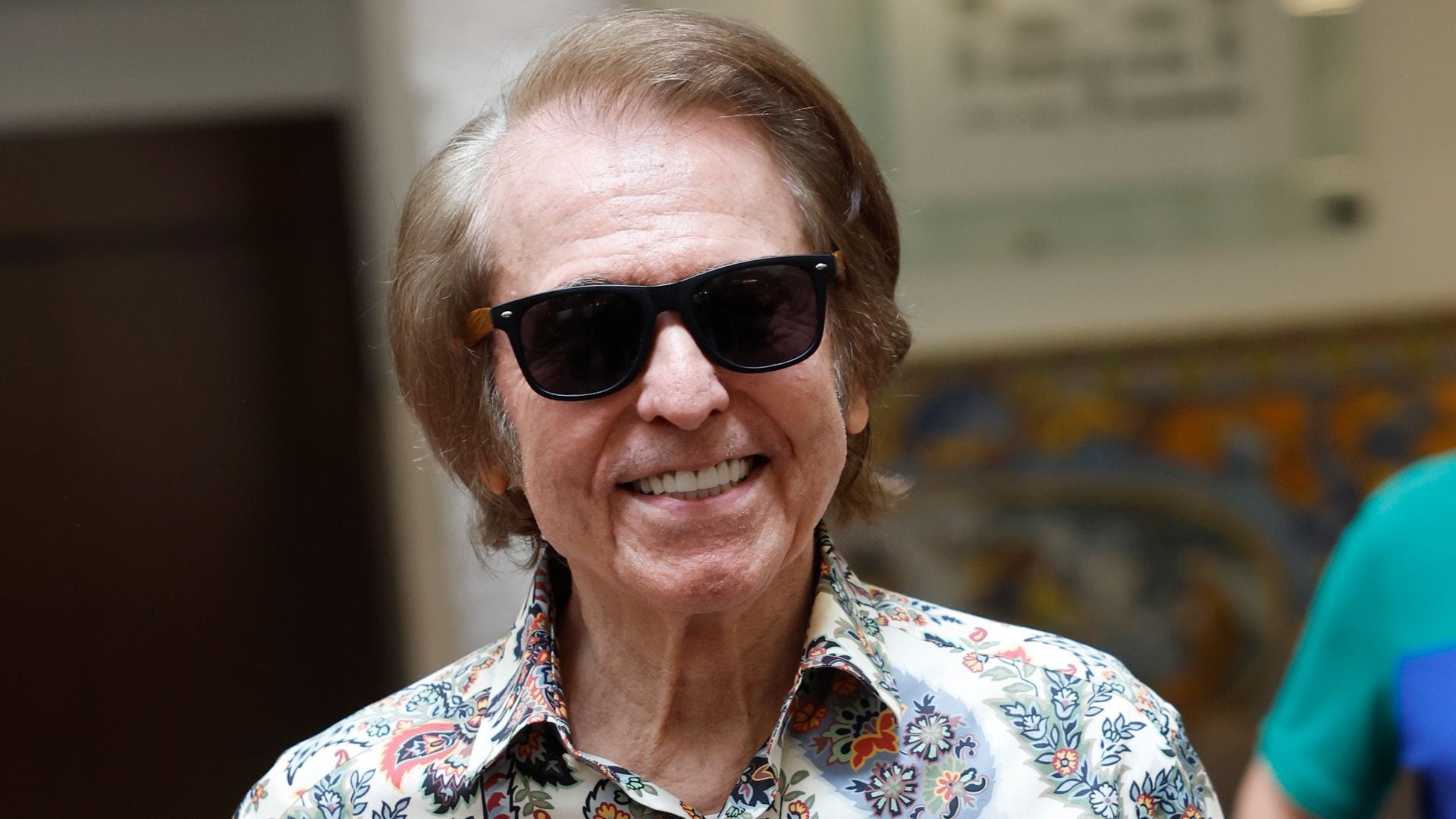 Las fotos del 'renacer' de Raphael: look 'teenager' a los 82 años y nueva energía en Ibiza