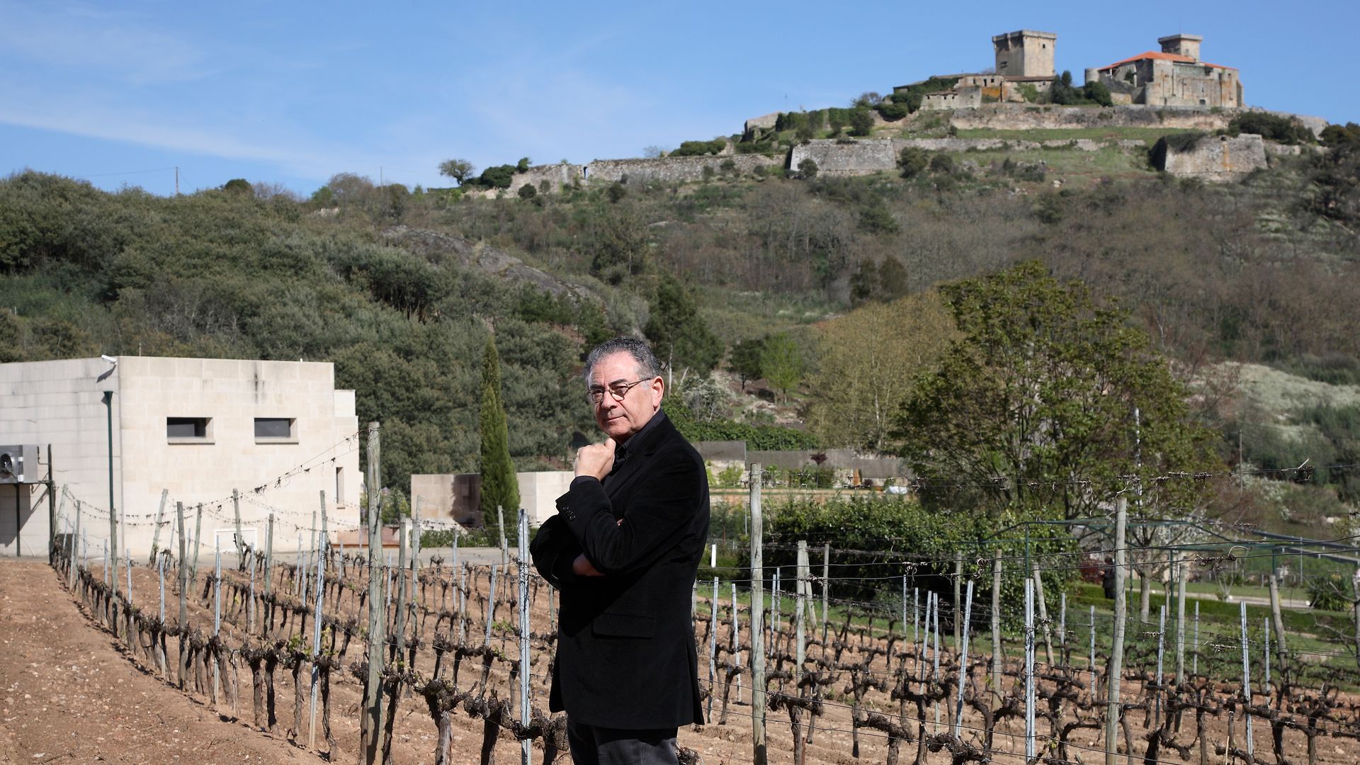 Roberto Verino en sus viñedos de Monterrei