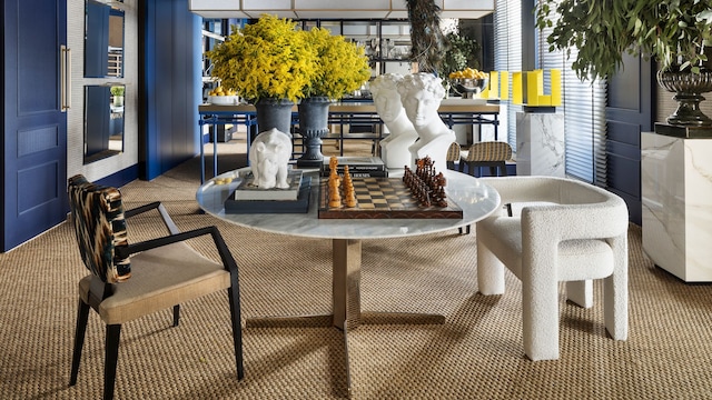 Salón con paredes y techo pintados de color azul oscuro