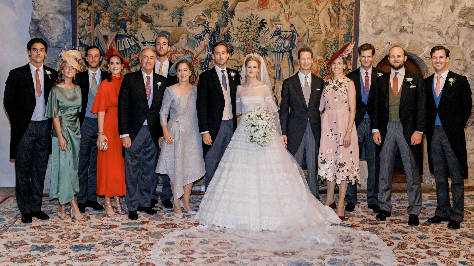 La foto oficial de la boda: en el centro, los novios, rodeados por sus respectivas familias: a la izquierda, los padres del empresario venezolano, Francisco Maduro y Sofía Vollmer, y sus otros hijos, Gustavo, Emilia, Alfredo, Sofía y Ricardo; a la derecha de los recién casados, los padres de María Carolina, los príncipes herederos Alois y Sophie de Liechtenstein, y dos de sus tres hermanos varones, los príncipes Nicolás y José