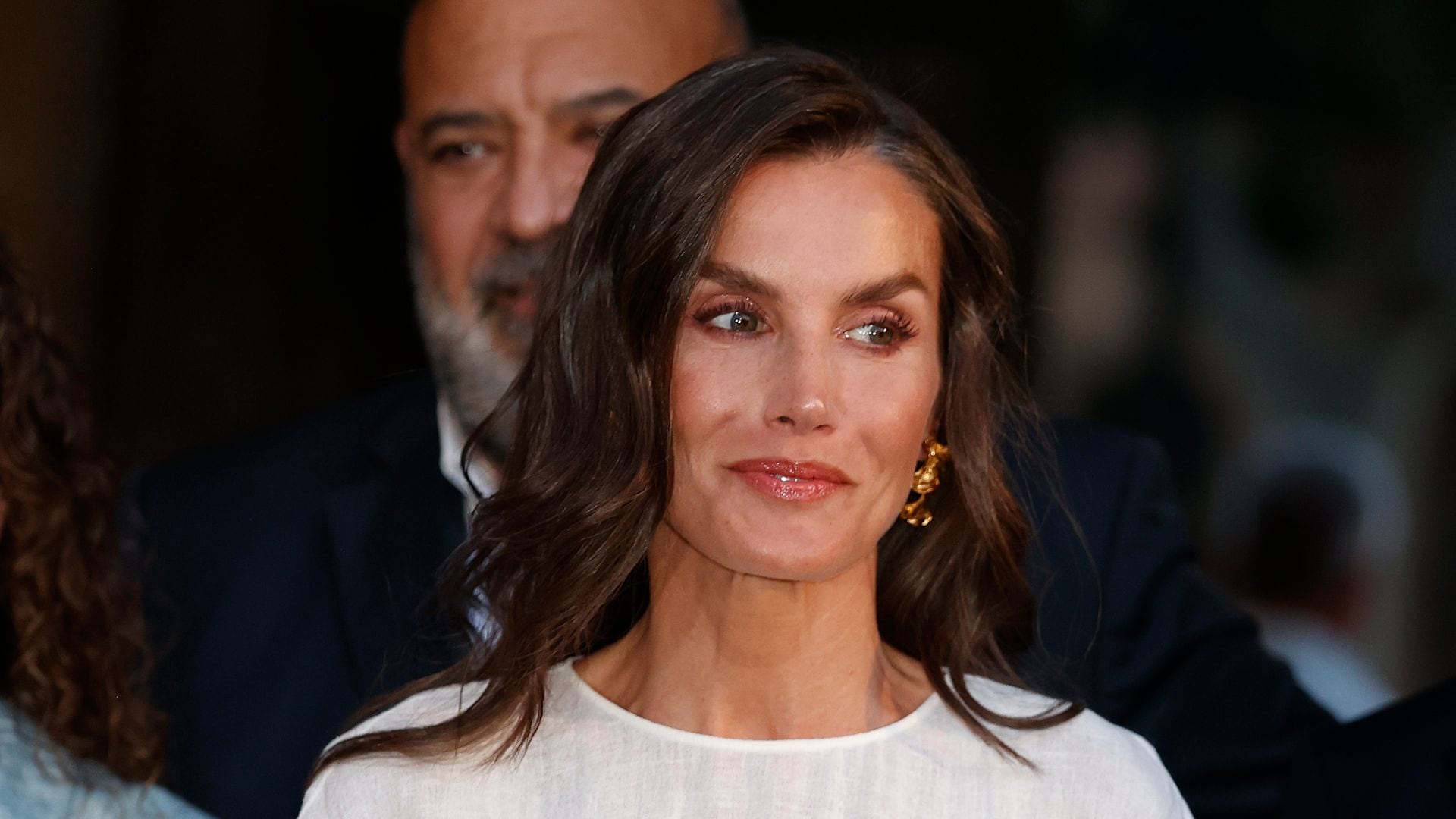 La reina Letizia lo hizo primero: cómo transformar un look de verano con sandalias y bailarinas metalizadas