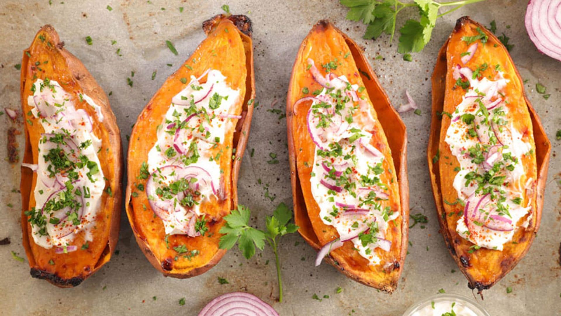 Boniato asado con queso crema, cebolla roja y perejil